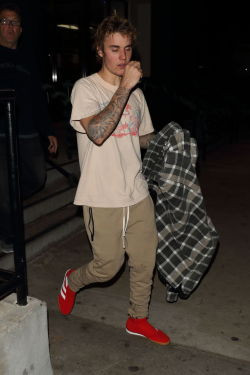 17.12 | Justin Bieber deixando o LA Kings Valley Ice Center em Panorama City, Califórnia