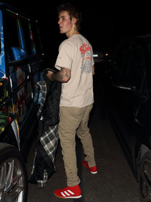17.12 | Justin Bieber deixando o LA Kings Valley Ice Center em Panorama City, Califórnia