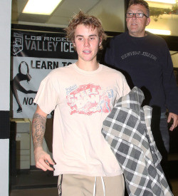 17.12 | Justin Bieber deixando o LA Kings Valley Ice Center em Panorama City, Califórnia