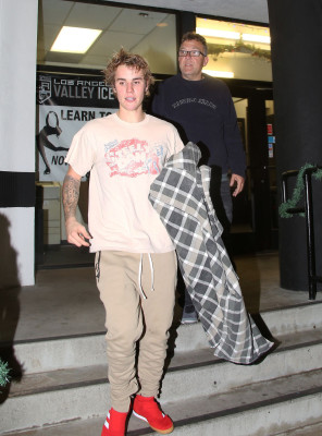 17.12 | Justin Bieber deixando o LA Kings Valley Ice Center em Panorama City, Califórnia