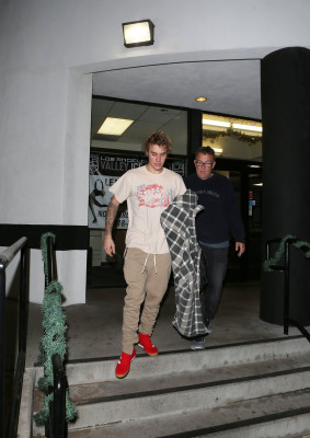 17.12 | Justin Bieber deixando o LA Kings Valley Ice Center em Panorama City, Califórnia