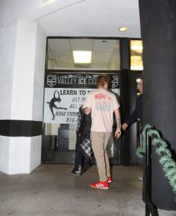 17.12 | Justin Bieber deixando o LA Kings Valley Ice Center em Panorama City, Califórnia