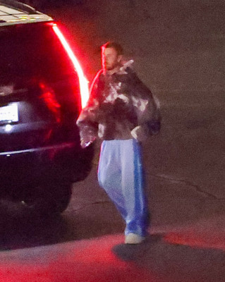 26.08 | Justin Bieber chegando a um cinema em Los Angeles, Califórnia.