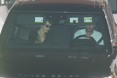 27.08 | Justin e Hailey Bieber deixando o restaurante Matsuhisa em Beverly Hills, Califórnia.