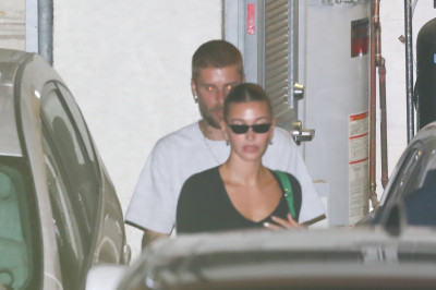 27.08 | Justin e Hailey Bieber deixando o restaurante Matsuhisa em Beverly Hills, Califórnia.