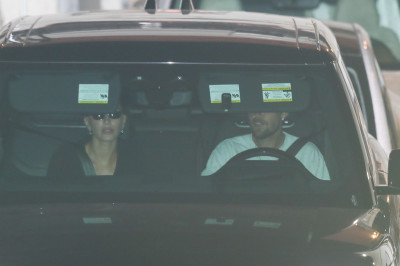 27.08 | Justin e Hailey Bieber deixando o restaurante Matsuhisa em Beverly Hills, Califórnia.