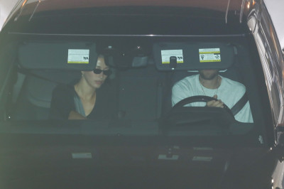 27.08 | Justin e Hailey Bieber deixando o restaurante Matsuhisa em Beverly Hills, Califórnia.