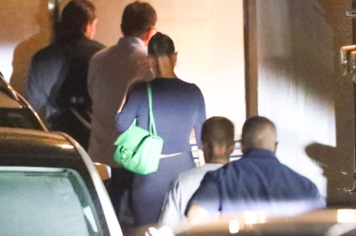 27.08 | Justin e Hailey Bieber deixando o restaurante Matsuhisa em Beverly Hills, Califórnia.