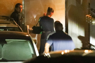 27.08 | Justin e Hailey Bieber deixando o restaurante Matsuhisa em Beverly Hills, Califórnia.