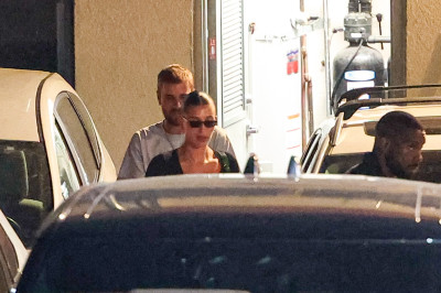 27.08 | Justin e Hailey Bieber deixando o restaurante Matsuhisa em Beverly Hills, Califórnia.
