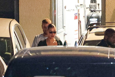 27.08 | Justin e Hailey Bieber deixando o restaurante Matsuhisa em Beverly Hills, Califórnia.