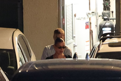27.08 | Justin e Hailey Bieber deixando o restaurante Matsuhisa em Beverly Hills, Califórnia.