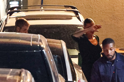 27.08 | Justin e Hailey Bieber deixando o restaurante Matsuhisa em Beverly Hills, Califórnia.