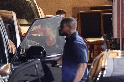 27.08 | Justin e Hailey Bieber deixando o restaurante Matsuhisa em Beverly Hills, Califórnia.