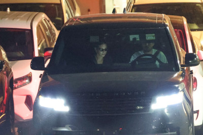 27.08 | Justin e Hailey Bieber deixando o restaurante Matsuhisa em Beverly Hills, Califórnia.
