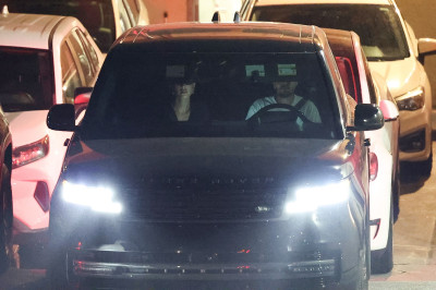 27.08 | Justin e Hailey Bieber deixando o restaurante Matsuhisa em Beverly Hills, Califórnia.