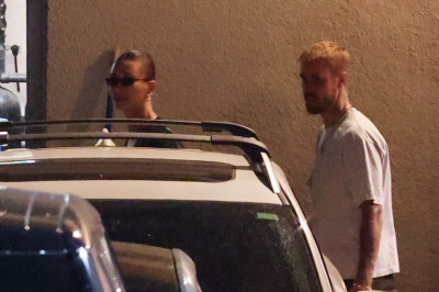 27.08 | Justin e Hailey Bieber deixando o restaurante Matsuhisa em Beverly Hills, Califórnia.