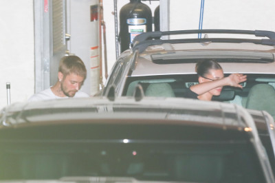 27.08 | Justin e Hailey Bieber deixando o restaurante Matsuhisa em Beverly Hills, Califórnia.