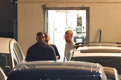 27.08 | Justin e Hailey Bieber deixando o restaurante Matsuhisa em Beverly Hills, Califórnia.