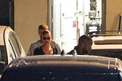 27.08 | Justin e Hailey Bieber deixando o restaurante Matsuhisa em Beverly Hills, Califórnia.