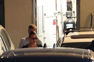 27.08 | Justin e Hailey Bieber deixando o restaurante Matsuhisa em Beverly Hills, Califórnia.