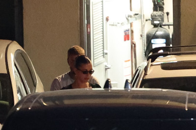 27.08 | Justin e Hailey Bieber deixando o restaurante Matsuhisa em Beverly Hills, Califórnia.