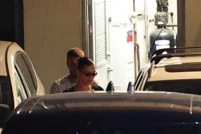 27.08 | Justin e Hailey Bieber deixando o restaurante Matsuhisa em Beverly Hills, Califórnia.