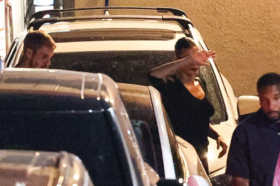 27.08 | Justin e Hailey Bieber deixando o restaurante Matsuhisa em Beverly Hills, Califórnia.