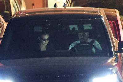 27.08 | Justin e Hailey Bieber deixando o restaurante Matsuhisa em Beverly Hills, Califórnia.