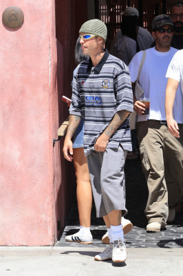 02.09 | Justin Bieber saindo do Great White, em West Hollywood.