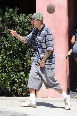 02.09 | Justin Bieber saindo do Great White, em West Hollywood.