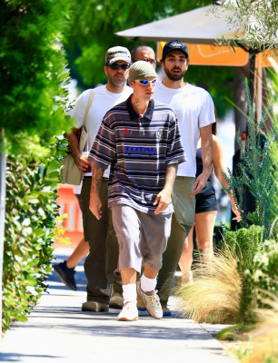 02.09 | Justin Bieber saindo do Great White, em West Hollywood.