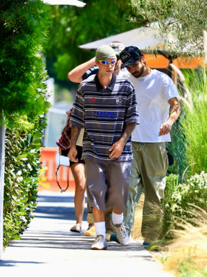 02.09 | Justin Bieber saindo do Great White, em West Hollywood.
