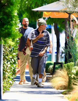 02.09 | Justin Bieber saindo do Great White, em West Hollywood.