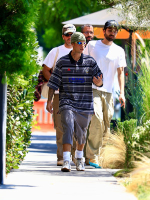 02.09 | Justin Bieber saindo do Great White, em West Hollywood.