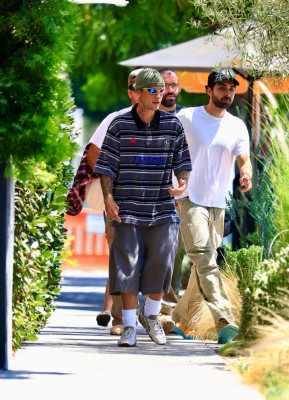 02.09 | Justin Bieber saindo do Great White, em West Hollywood.