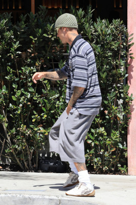 02.09 | Justin Bieber saindo do Great White, em West Hollywood.
