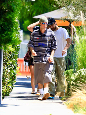 02.09 | Justin Bieber saindo do Great White, em West Hollywood.