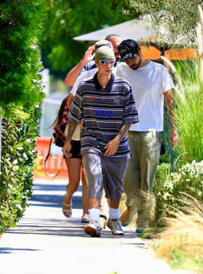 02.09 | Justin Bieber saindo do Great White, em West Hollywood.