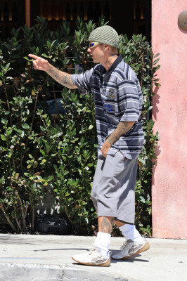 02.09 | Justin Bieber saindo do Great White, em West Hollywood.