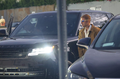 06.09 | Justin e Hailey Bieber saindo do Sushi Fumi.