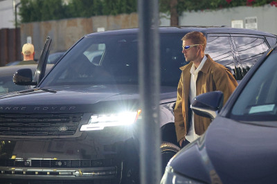 06.09 | Justin e Hailey Bieber saindo do Sushi Fumi.