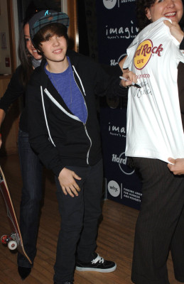 17.11 | lançamento do CD no Hard Rock Cafe de Hollywood.