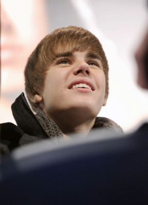 29.11 | Justin Bieber durante tarde de autografos em Madri