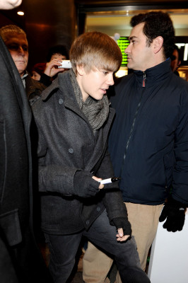29.11 | Justin Bieber durante tarde de autografos em Madri