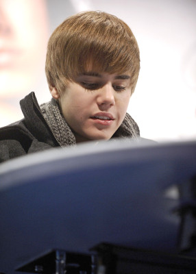 29.11 | Justin Bieber durante tarde de autografos em Madri