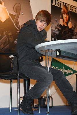 29.11 | Justin Bieber durante tarde de autografos em Madri