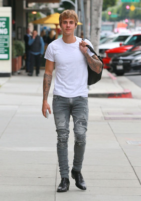 18.01 | Justin Bieber é fotografado em Los Angeles, CA