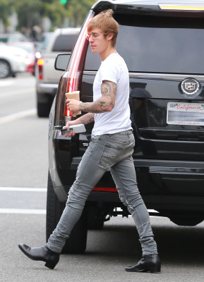 18.01 | Justin Bieber é fotografado em Los Angeles, CA