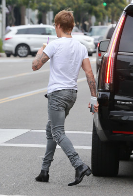 18.01 | Justin Bieber é fotografado em Los Angeles, CA